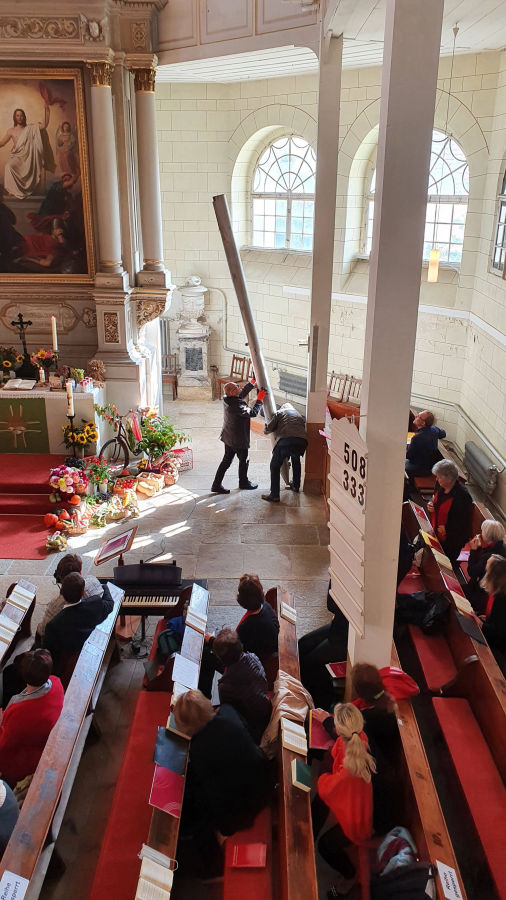 Aufstellen der Orgelpfeife im Altarraum